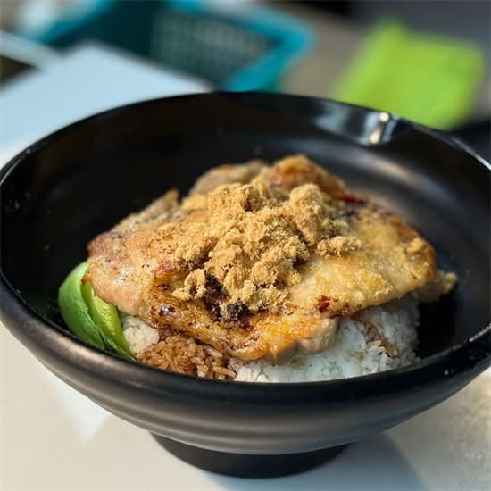彩虹乾黑椒雞扒肉鬆飯 Black Pepper Chicken Steak with Minced Pork Floss Rice